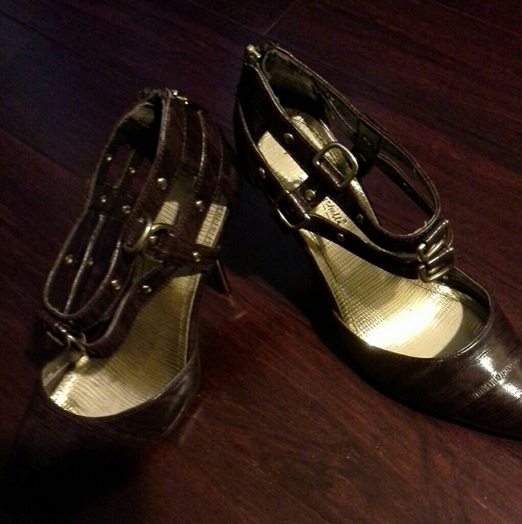 Shoes - Picture 2 of 3